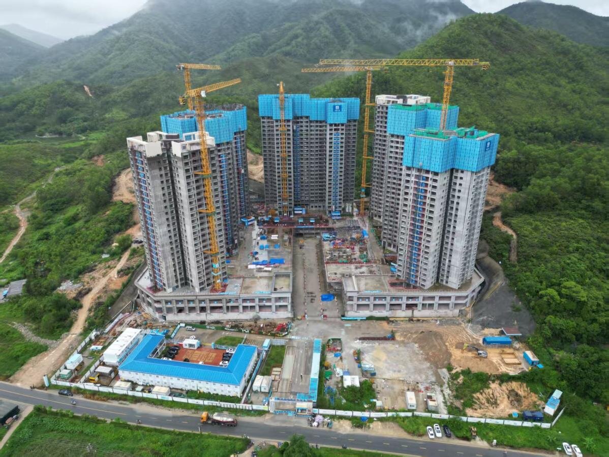 【集团网站投稿】AG真人三局承建的赤石北鹏祥轩安置区项目主体结构全面封顶.jpg